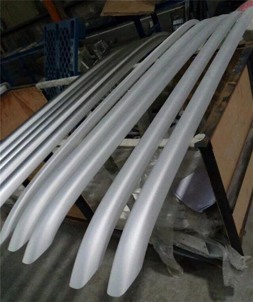 铝合金喷砂机与不锈钢制品表面处理设备的应用与选择